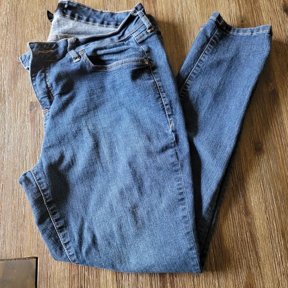 TORRID Women's Curvy Skinny Dark Wash Denim Capris Jeans SIZE 14S - Picture 1 of 5